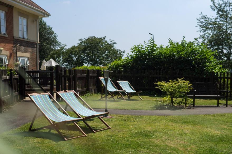 deckchairs-in-hampton-garden